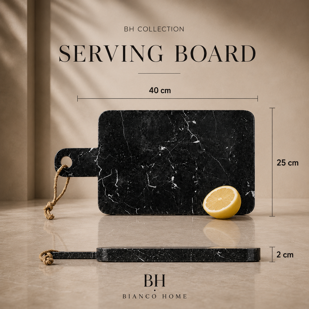 لوح تقديم رخام أسود من BH Collection بمقاسات ٤٠ سم طول و٢٥ سم عرض و٢ سم ارتفاع. تصميم رخامي طبيعي بعروق بيضاء مع مقبض دائري وخيط تعليق. قطعة ديكور ومطبخ عملية لتقديم الفواكه والمقبلات بلمسة فاخرة.
